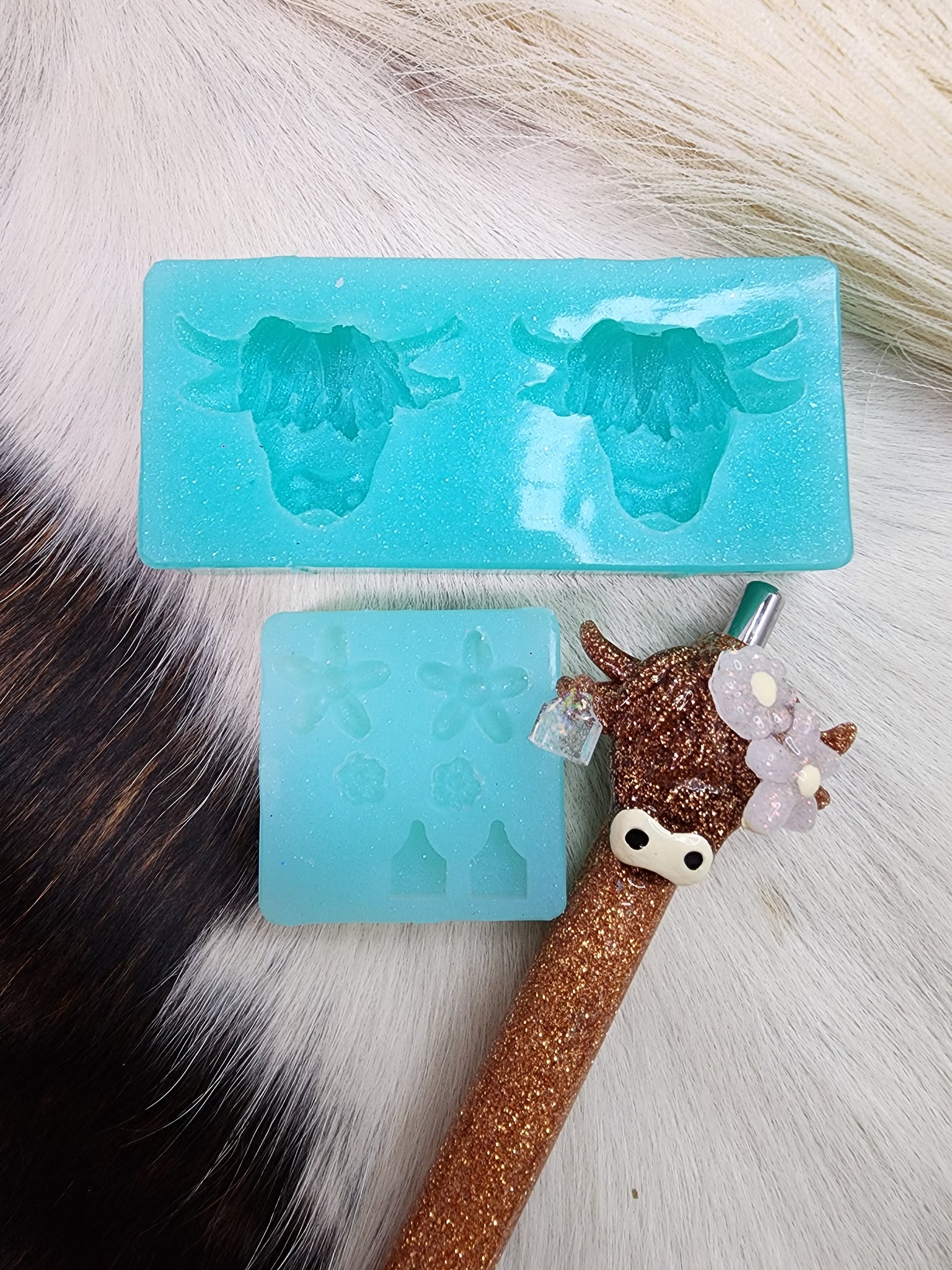 Highland cow Head & Flower with Ear Tag Resin - Epoxy Silicone Mold / Custom Made to Order / Wax Melts Mold / Freshie Vent Molds